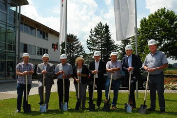Rodzina Guglhör wraz z burmistrzem Asamem oraz architektami przed głównym wejściem do budynku ept w dzielnicy „Peiting”