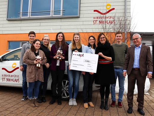 Pracownicy firmy ept przekazują dochód z loterii fantowej